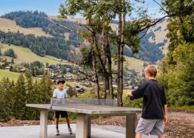 Deux enfants jouant au ping-pong