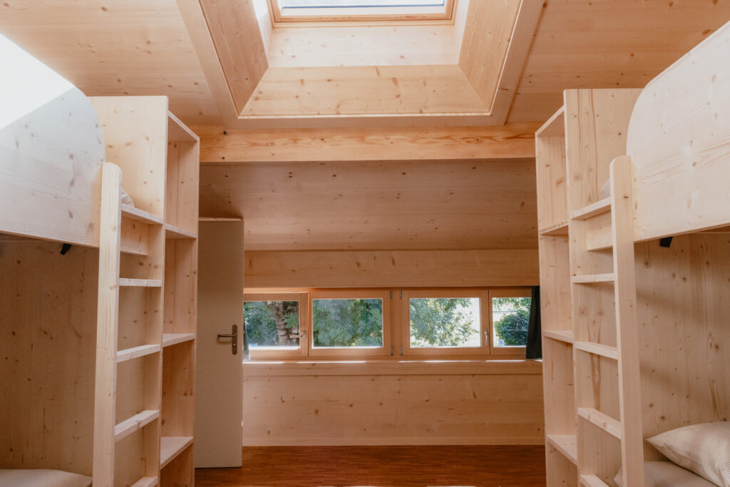 Chambre avec lits superposés en bois