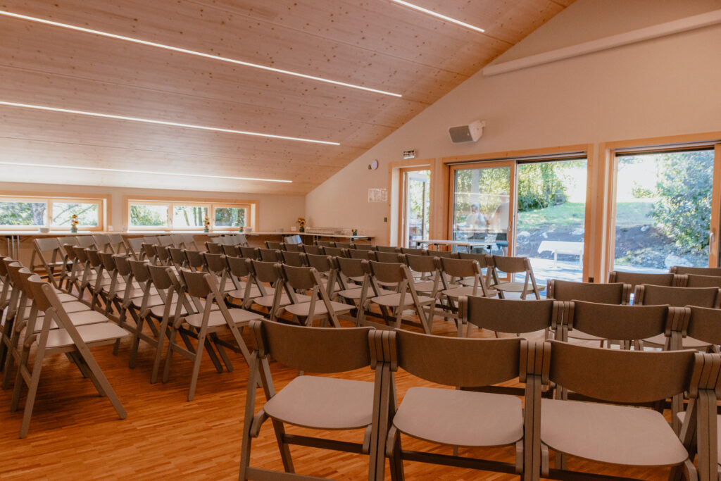 Grande salle moderne avec de nombreuses chaises mise en place