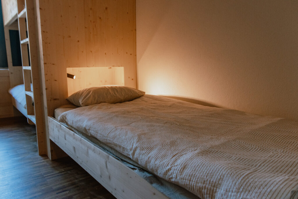 Lit de chalet en bois avec duvet et oreiller 