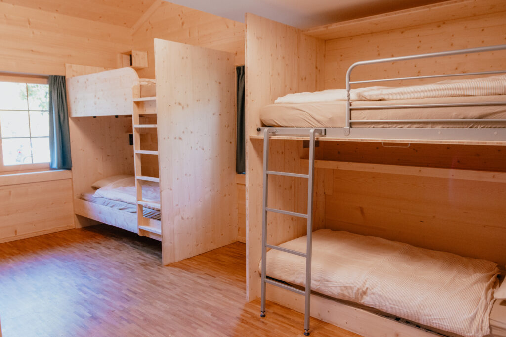 Chambre avec lits superposés en bois