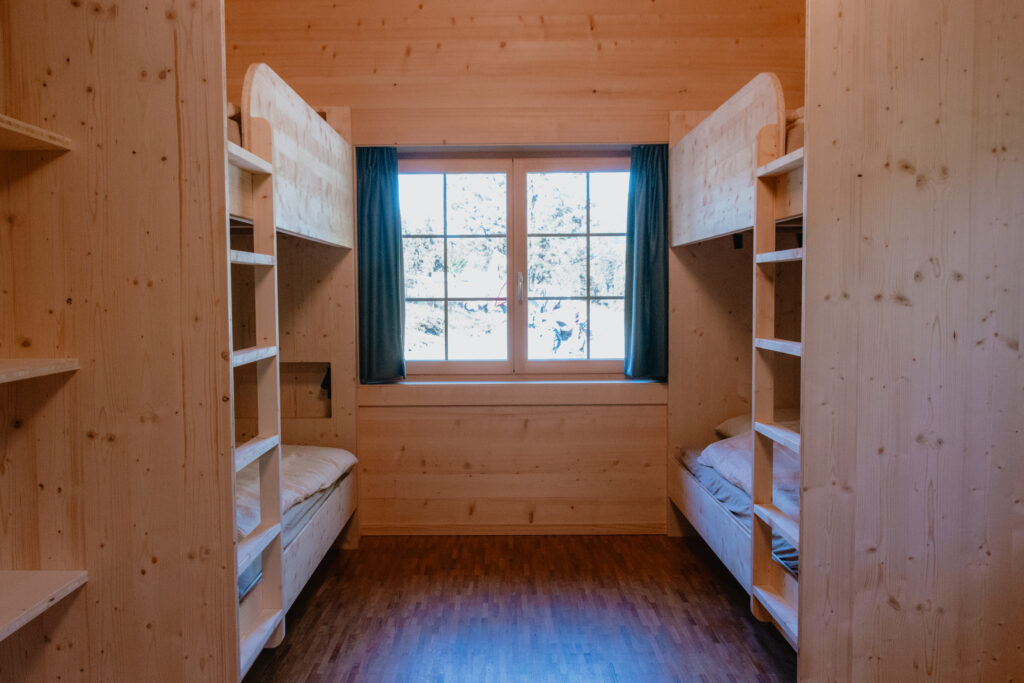 Chambre avec lits superposés en bois