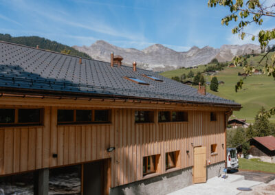 Terrasse aménagée avec quelques tables et chaises devant un chalet