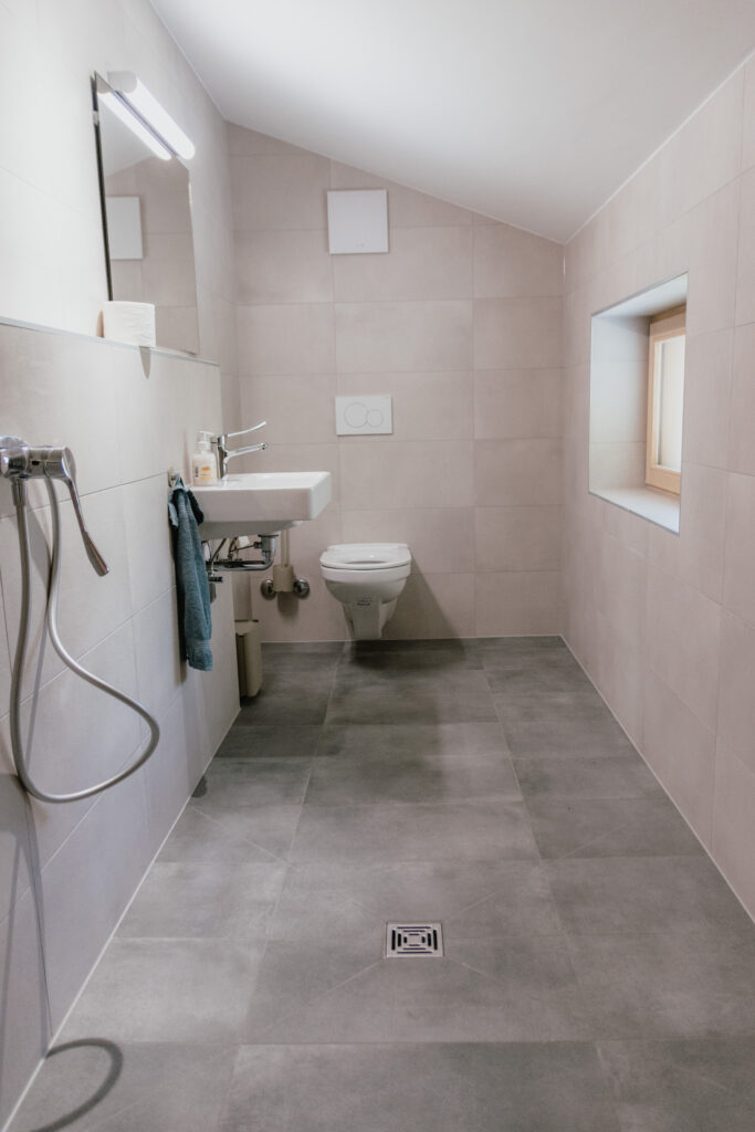 Salle de bain moderne avec douche et toilettes